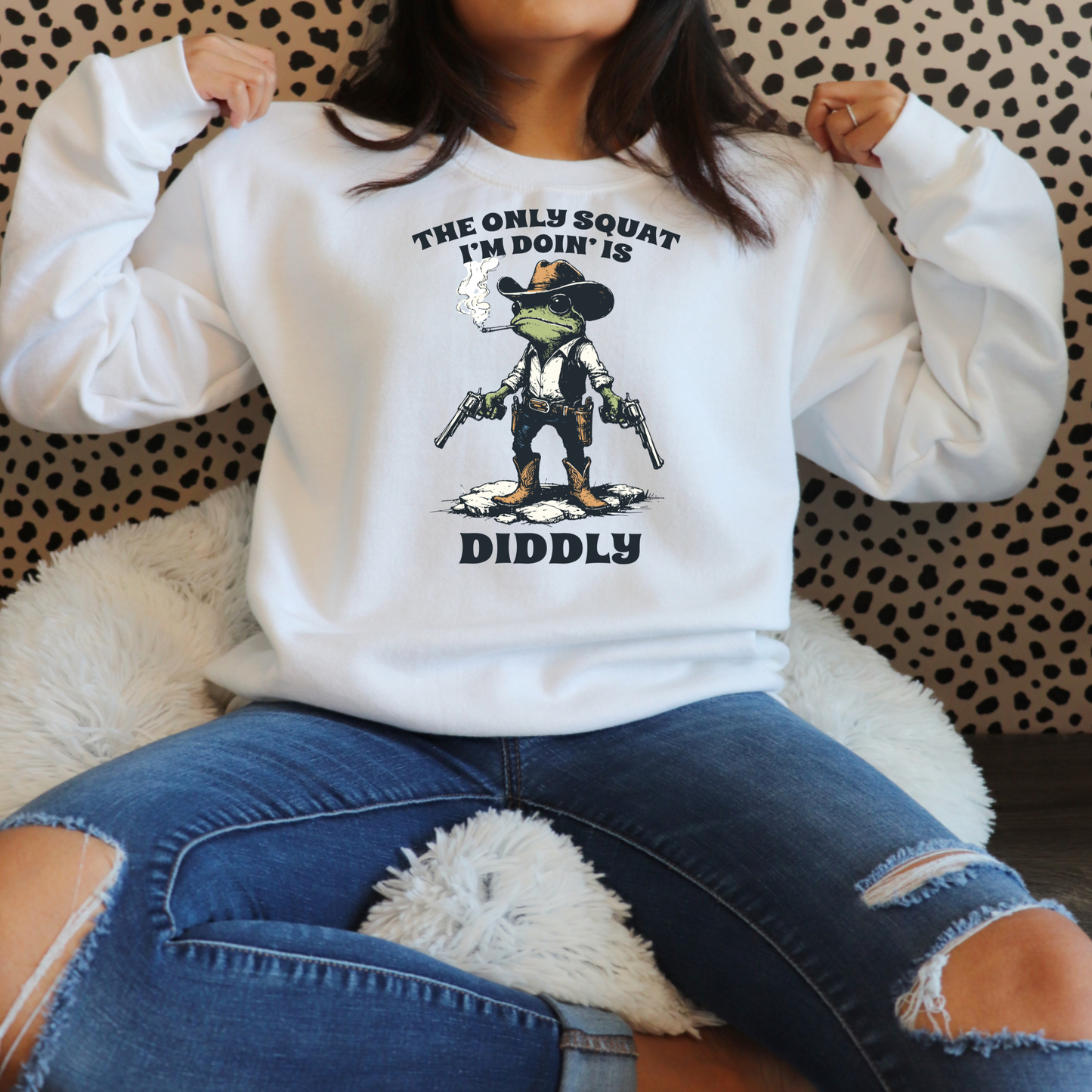 Funny Frog Sweatshirt – Cozy Crewneck with Cowboy Boots & Cheeky Quote “The Only Squat I’m Doin’ is Diddly” – Humorous Casual Fleece Pullover